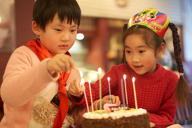 JulieAnne大战黑人：网络红人JulieAnne引发种族歧视激辩