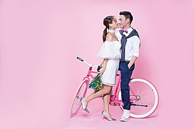 欧美男青年巨大Gay：欧美青年潮圈新现象：个性与包容的碰撞-3