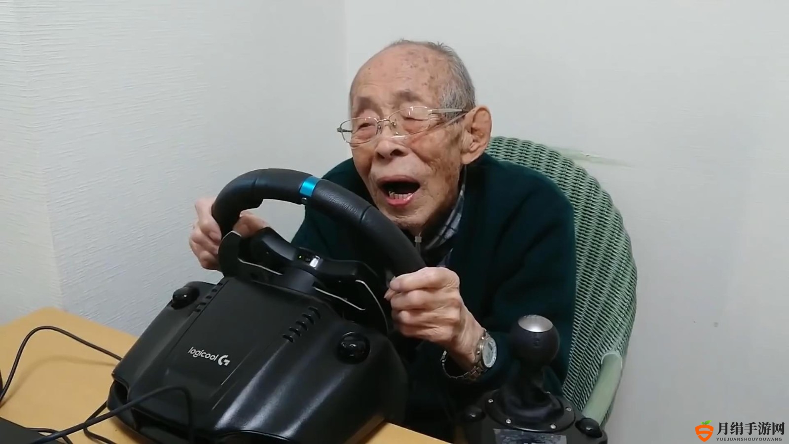 93岁老爷爷喜欢玩竞速游戏 老司机很开心快乐