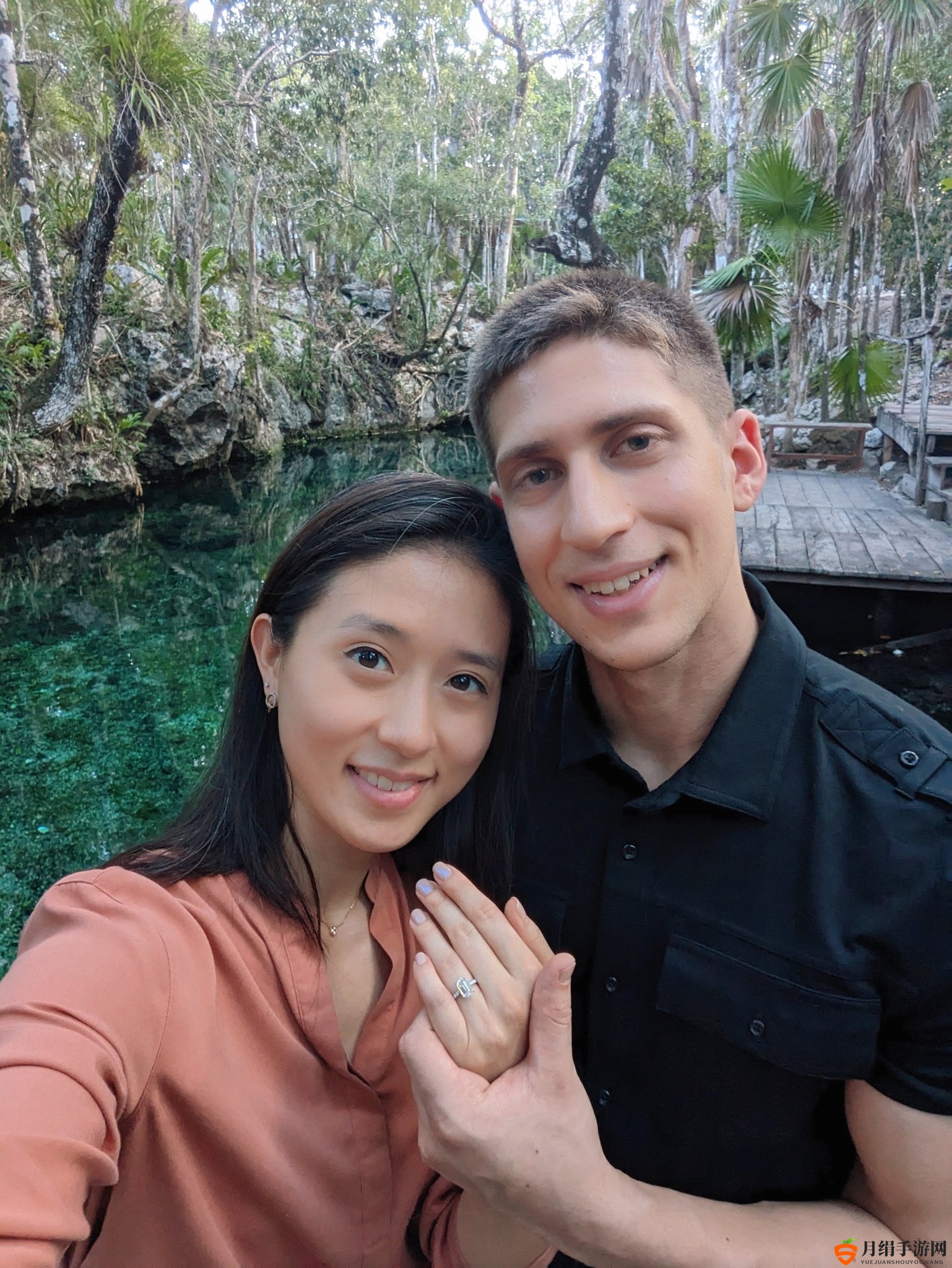DOTA2前EG队长Fly求婚成功 晒出甜蜜合影